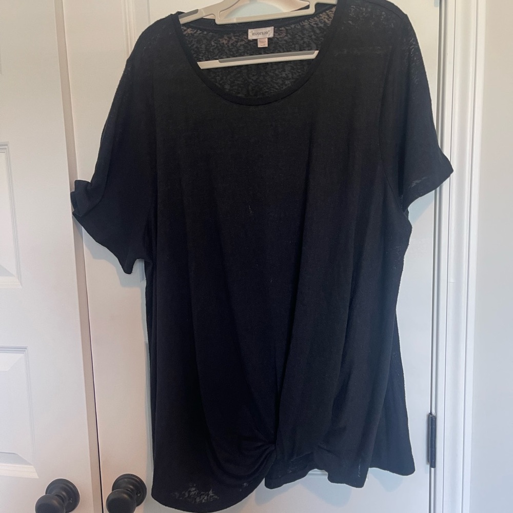 Avenue Short Sleeve Sweater.  Size 26/28. Black. Textured fabric.  Light weight.
